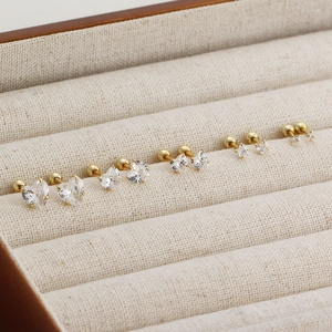 Vue détaillée de boucles d'oreilles en zircon en forme de cœur de plusieurs tailles.