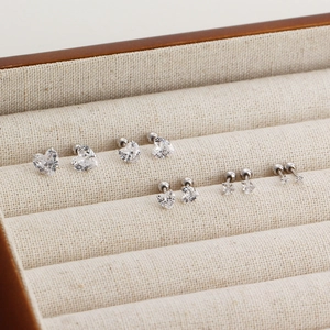 Gros plan détaillé de boucles d'oreilles en argent S925 avec cœurs et étoiles en zircon