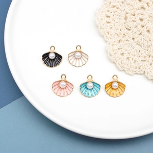 Gekleurde emaille schelphangers met parels voor DIY sieraden maken oceaan thema.