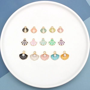 Assortiment emaille schelphangers met parelaccenten voor diverse doe-het-zelf sieraden