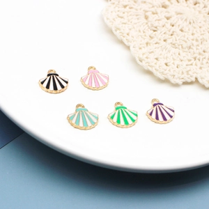 Close-up van kleurrijke emaille waaierschelp bedeltjes voor het maken van sieraden