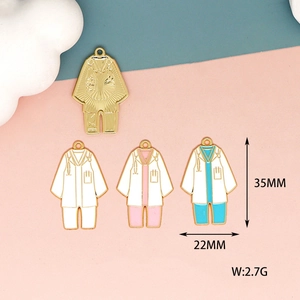 Vista dettagliata dei ciondoli a forma di camice medico con dimensioni 35 mm per 22 mm