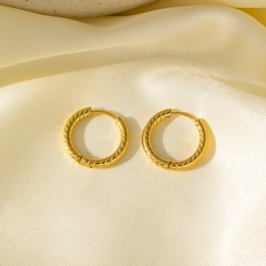 Élégantes boucles d'oreilles créoles plaquées or 18 carats avec un design torsadé en spirale