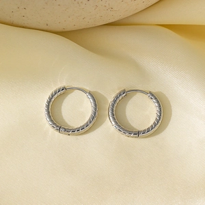 Boucles d'oreilles créoles torsadées en argent poli avec design en spirale