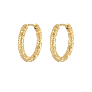 Créoles classiques plaquées or 18 carats avec motif texturé diamant sur fond blanc