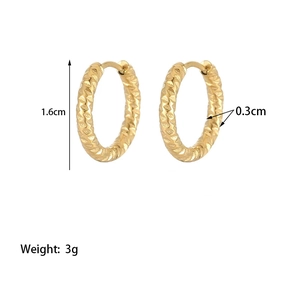 Détail de créoles plaquées or 18 carats montrant un diamètre de 1,6cm et une surface gravée