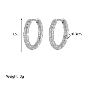 Créoles en argent avec texture taille diamant, diamètre 1,6cm et largeur 0,3cm