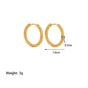 Détail de la taille des boucles d'oreilles créoles dorées torsadées de 1,6cm, épaisseur 3mm