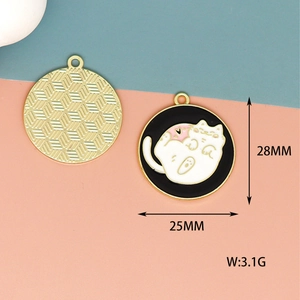 Detailed macro view of a round cartoon cat alloy pendant showing dimensions and weight info