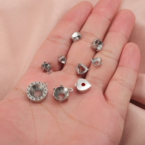 Nahaufnahme von Edelstahl Herz- und Rundschmuck-Steinfassungen für DIY-Handwerk