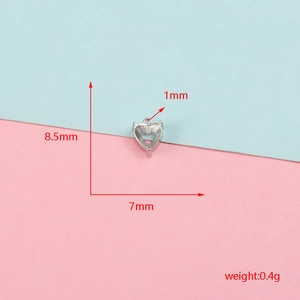 Nahaufnahme einer DIY Edelstahl-Herzsteinfassung mit 7mm x 8,5mm Größenangaben