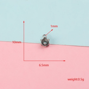 Detaillierte Makroansicht einer Schmuckfassung aus Edelstahl mit 10 mm x 6,5 mm Abmessungen