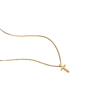 Poliertes 18k Gold Kreuz Halskette mit zierlicher flacher Gliederkette auf Weiß