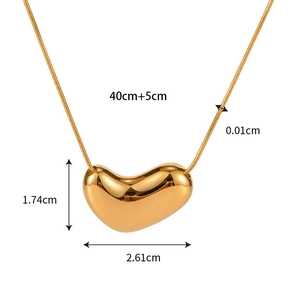 Pendentif cœur en or 18k sur chaîne serpent avec les dimensions du produit