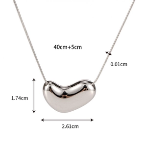 Pendentif haricot en argent poli sur chaîne serpent avec marquages de dimension