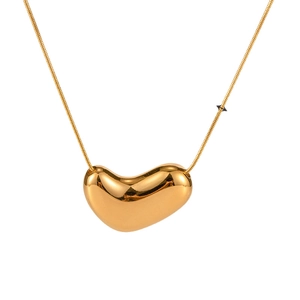 Pendentif cœur en or 18 carats sur une fine chaîne serpent en acier inoxydable pour femme
