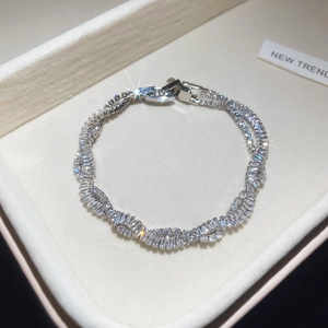 Luxuriöses versilbertes Armband mit funkelnden Zirkonia-Steinen im gedrehten Design