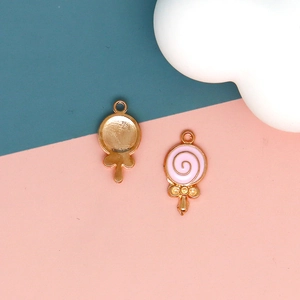 Dettaglio ciondolo lecca-lecca in smalto con spirale rosa e retro dorato