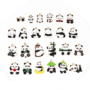 Set di 24 ciondoli a forma di panda in lega con dettagli in smalto e anelli in metallo