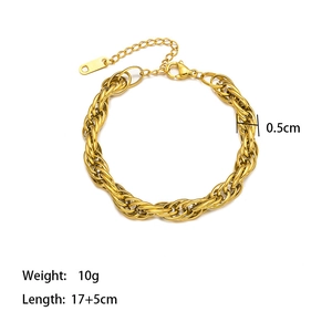 Gros plan du bracelet chaîne torsadée dorée avec fermoir mousqueton et chaînette de réglage