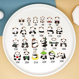 Dettaglio di ventiquattro ciondoli a forma di panda in lega con bambù e smalto colorato