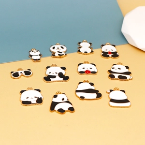 Dettaglio di ciondoli panda in smalto colorato in varie pose per creazione di gioielli