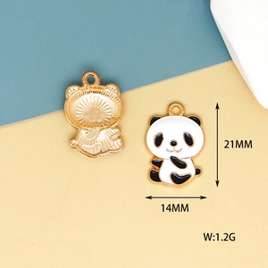 Dettaglio ciondolo panda in smalto con dimensioni 21mm x 14mm per gioielli fai da te