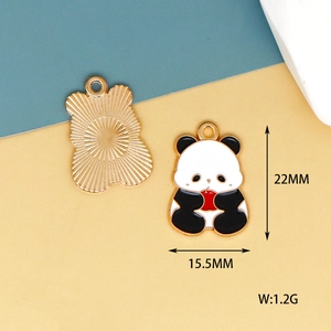 Dettaglio ciondolo panda in smalto con dimensioni 22x15,5mm e retro in metallo dorato