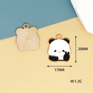 Dettaglio ciondolo panda in lega con dimensioni 20x17mm e retro dorato con trama fine