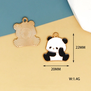 Dettaglio del ciondolo a forma di panda con dimensioni e retro in metallo dorato