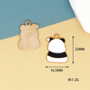 Dimensioni ciondolo panda smaltato 22x16,5 mm con dettaglio floreale rosa e oro lucido