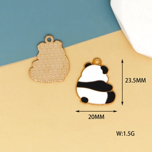 Dettaglio fronte e retro del ciondolo panda da 23,5 mm con misure per gioielli fai-da-te