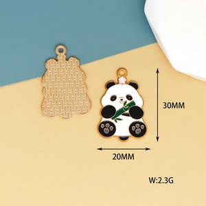 Dettaglio del ciondolo panda con dimensioni di 30mm x 20mm e peso indicato di 2,3g