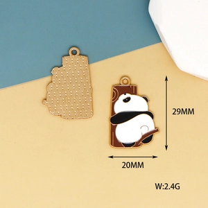Dettaglio del ciondolo panda in lega con dimensioni 29mm per 20mm per gioielli fai-da-te