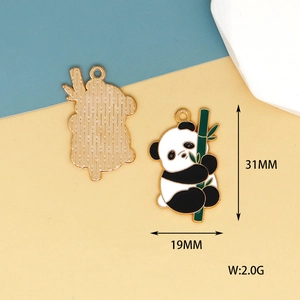 Dettaglio del ciondolo smaltato panda da 31mm che mostra il fronte e il retro in metallo