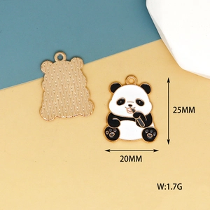 Dettaglio del ciondolo panda in smalto con bambù, dimensioni 25mm per gioielli fai da te