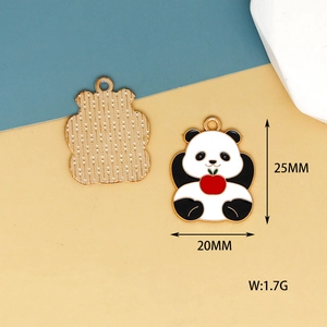 Dettaglio del ciondolo a forma di panda in lega con dimensioni di 25 mm di altezza e 20 mm