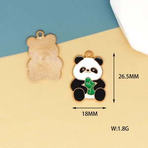 Dettaglio del ciondolo panda in lega con dimensioni 26,5x18mm e placcatura in oro