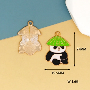 Vista dettagliata delle dimensioni 27mm x 19,5mm di un ciondolo panda con cappello verde