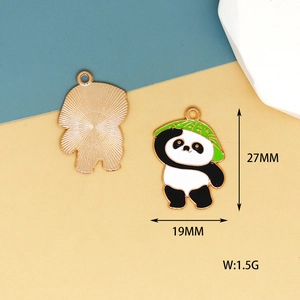 Dettaglio del ciondolo panda 27mm x 19mm con dimensioni e placcatura in oro