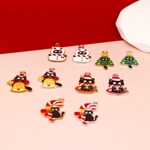 Assortiment kerstbedels van zwart email met katten in sneeuwpop- en boomontwerpen