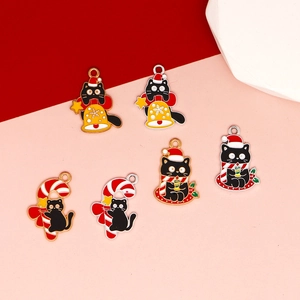 Detailopname van feestelijke kerst zwarte kat bedeltjes voor creatief DIY sieraden maken