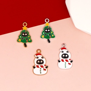 Detailweergave van zwarte kat kerstboom en sneeuwpop emaille bedeltjes voor sieraden
