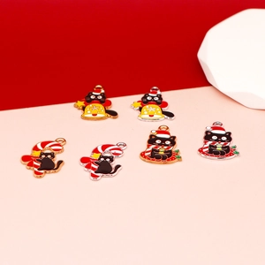 Detailweergave van kerst zwarte kat emaille bedeltjes voor het maken van DIY-sieraden