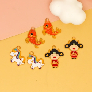 Detailansicht verschiedener bunter Emaille-Glücksbringer für DIY-Schmuck und Schlüsselanhänger