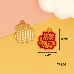 Detailansicht des roten Emaille-Glücksbringers mit den Maßen 20x17mm und Gewicht 1,7g