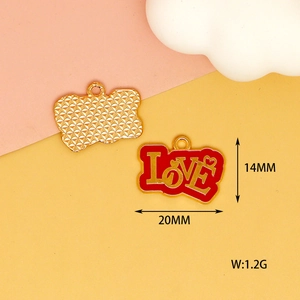 Detaillierte Ansicht des rot-goldenen LOVE-Anhängers mit Größenangabe 20mm x 14mm