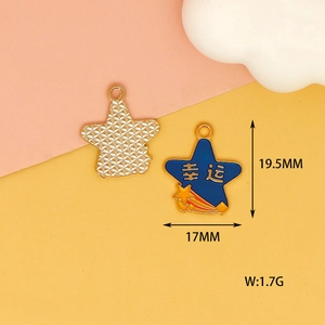 Detailaufnahme des blauen Sternenanhängers mit Maßen und goldener strukturierter Rückseite