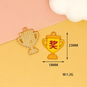 Detailansicht eines goldenen Trophäen-Anhängers mit Maßen 23mm x 18mm für DIY-Schmuck