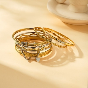 Bracciale Rigido Minimalista in Acciaio Inossidabile per Donna Ciondolo a Cuore Strass Placcato Oro 18K Gioielli